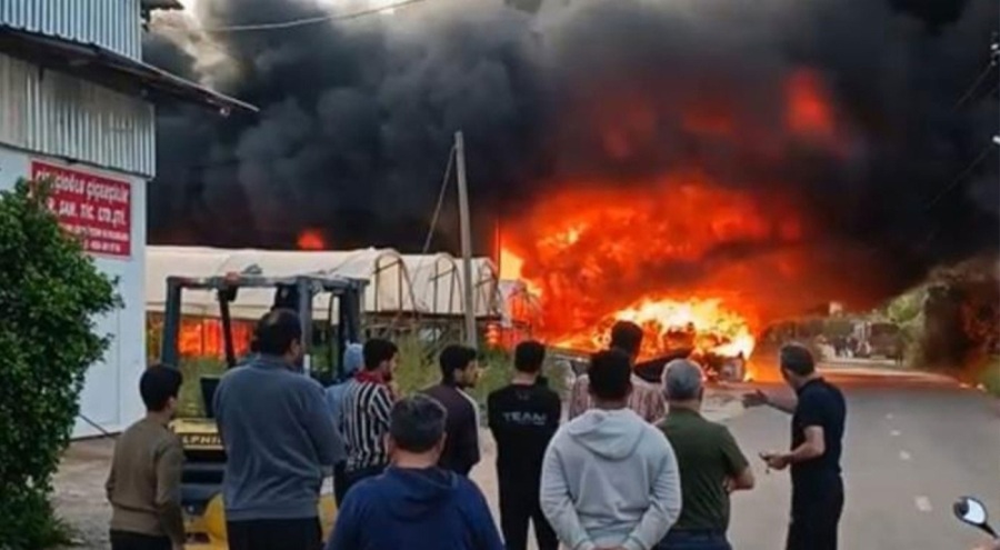 Geri dönüşüm tesisi alev alev yandı!