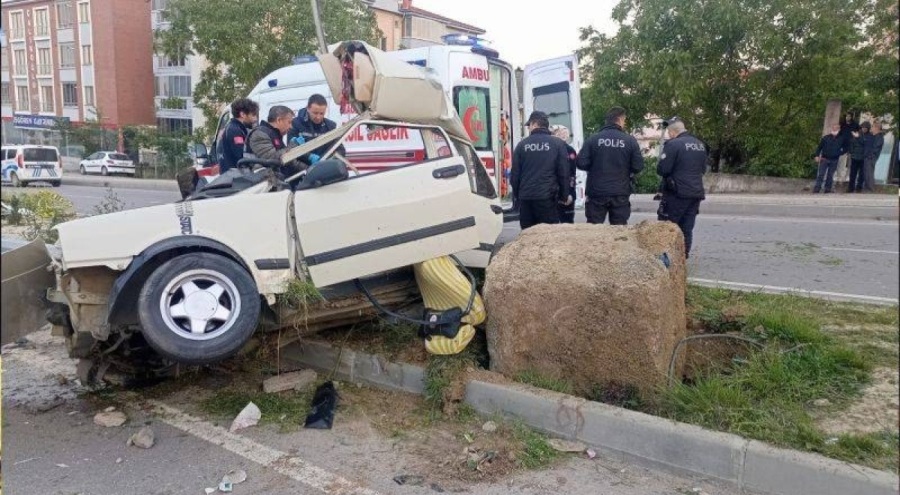 Direğe çarpan otomobil ikiye bölündü: 1 kişi hayatını kaybetti, 2 yaralı