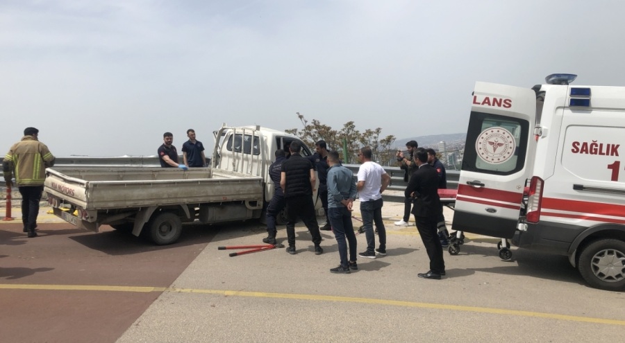 Bursa'da kamyonet virajı alamayıp bariyerlere çarptı!