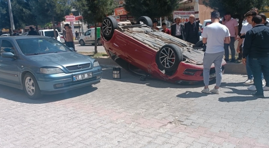 Hafif ticari araçla otomobil çarpıştı: 3'ü çocuk, 5 yaralı