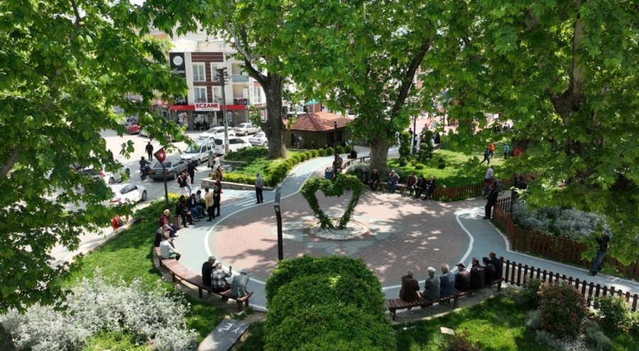 Bursa Gürsu'da vatandaşlar havaların ısınmasıyla parka akın etti