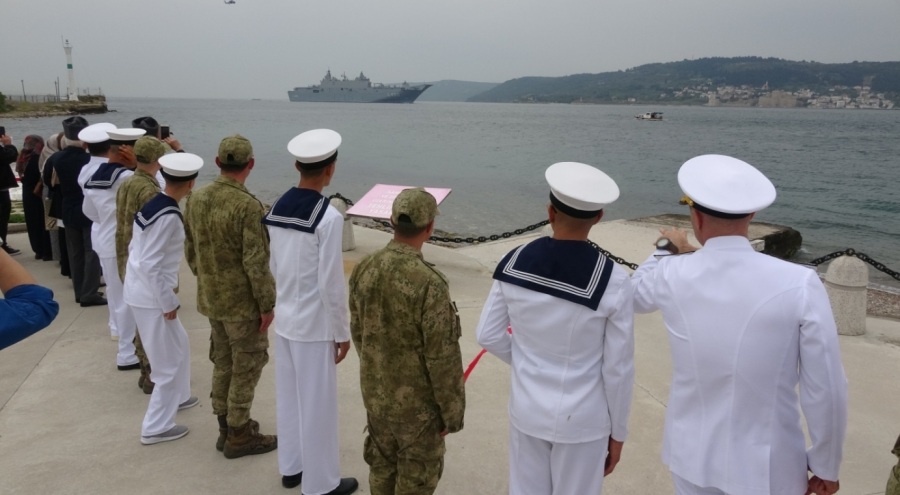 'TCG Anadolu' Çanakkale Boğazı'ndan geçti