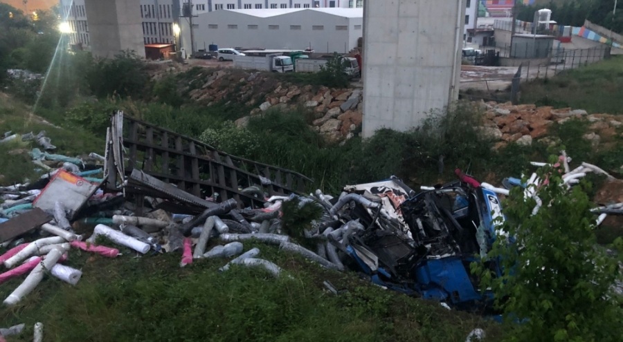 Bursa Gemlik Viyadüğü'nde kontrolden çıkan tır dere yatağına düştü!