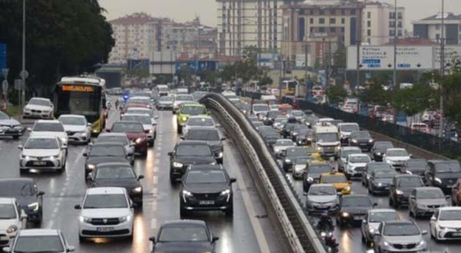 İstanbul'da yağış trafiği kilitledi
