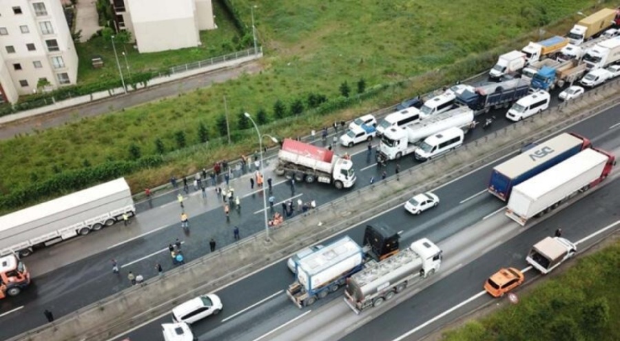 TEM'de kamyon devrildi; Ankara yönü ulaşıma kapandı