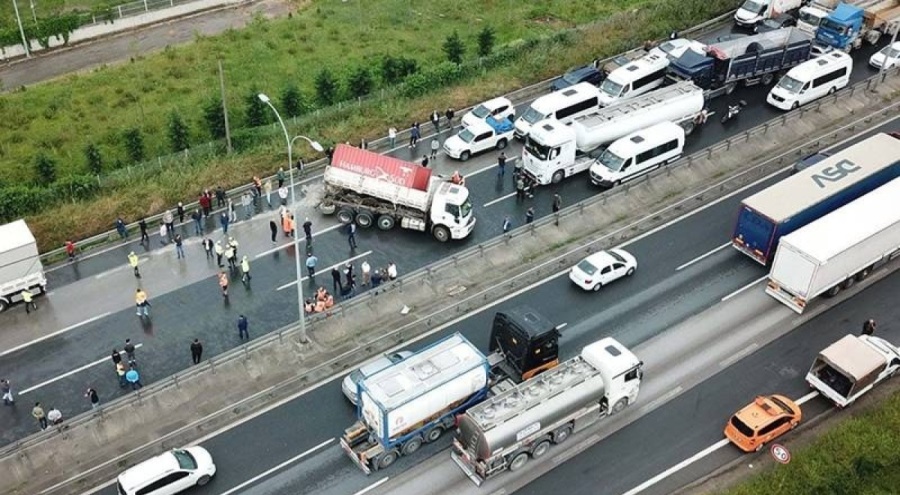 TEM Otoyolu ulaşıma kapandı