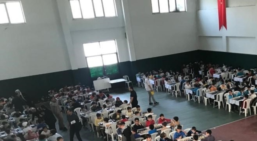 Bursa'da Minikler Okul Sporları Satranç Turnuvası'nda ödüller sahiplerini buldu
