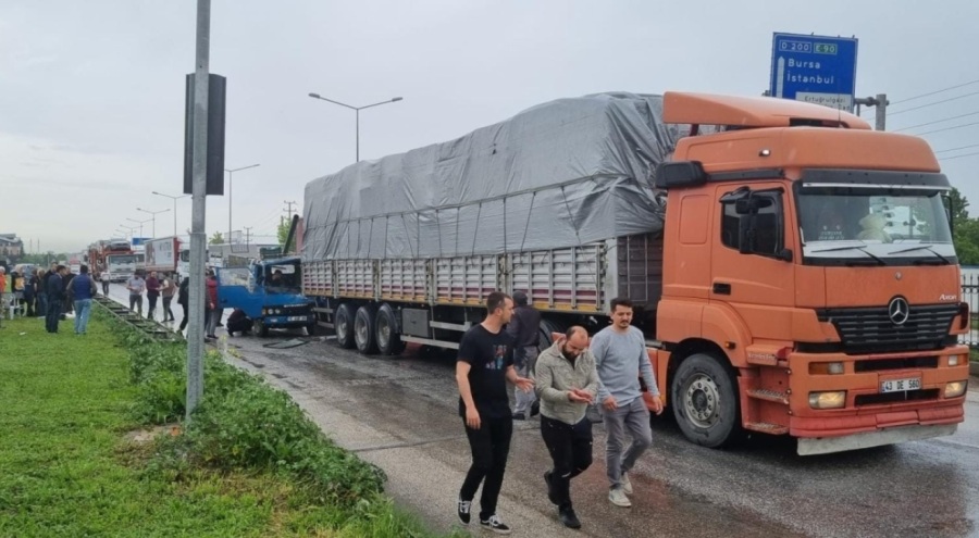 Bursa'da zincirleme kaza: 3 araç birbirine girdi