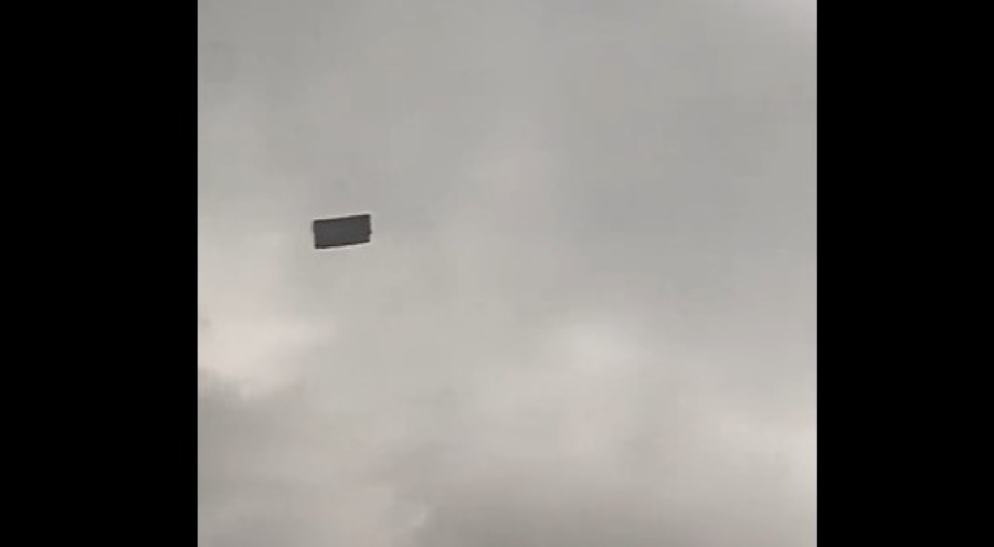 Ankara'da fırtına etkisiyle uçan koltuk, binanın içerisine girdi!