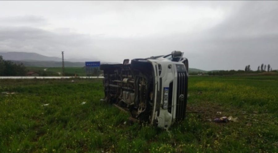 Yolcu minibüsü tarlaya devrildi