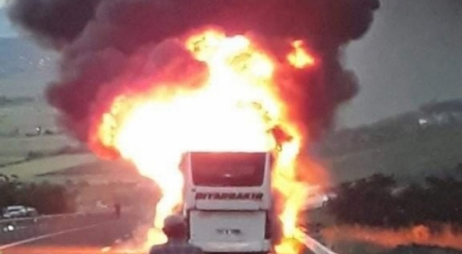 Diyarbakır'dan Hopa'ya giden yolcu otobüsü alev topuna döndü