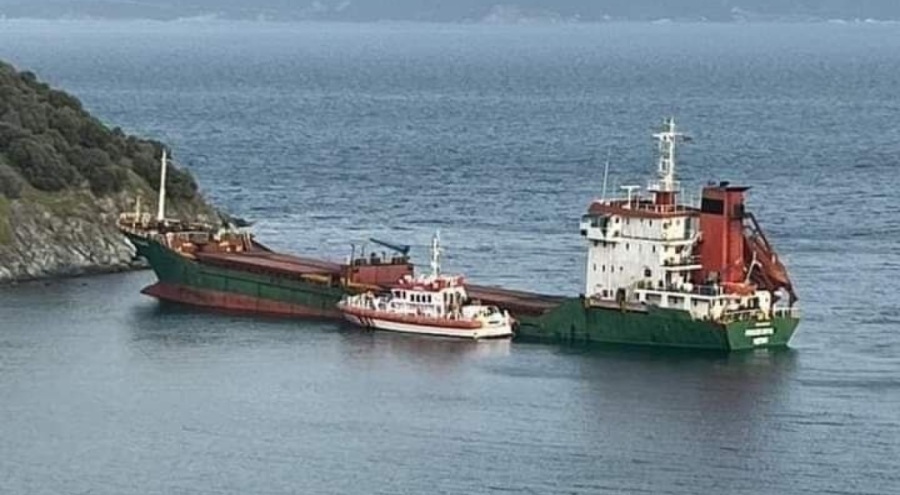 Marmara Adası'nda karaya oturan gemi kurtarıldı