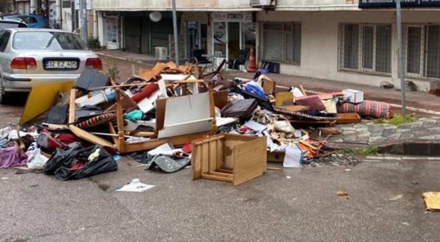 İzmit'te ölen babasının eşyalarını dışarı attı! Belediye ekipleri 4 kamyonet ev eşyası topladı