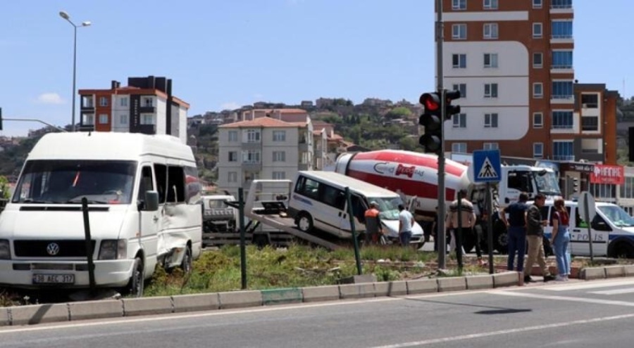 Kayseri'de minibüsler çarpıştı: 1'i ağır, 6 kişi yaralandı