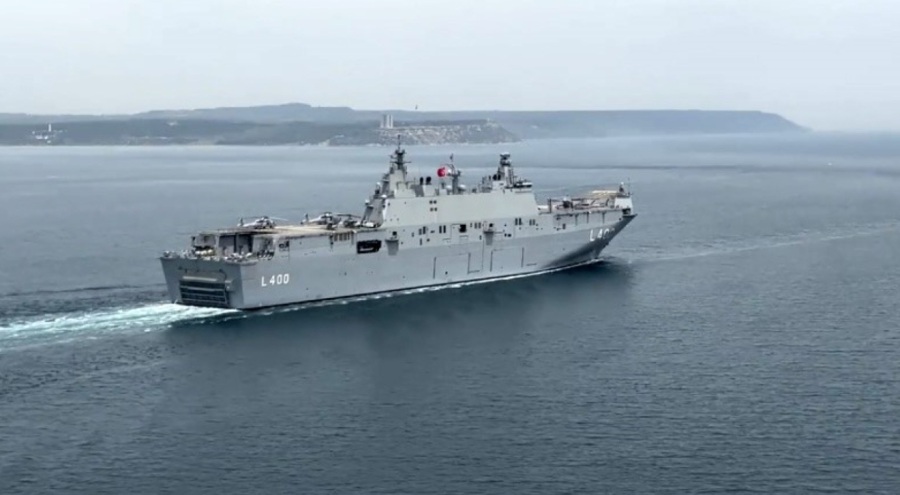 'TCG Anadolu' Şehitler Abidesi ve Çanakkale halkını selamladı