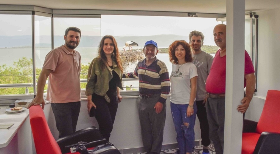 Yaren Leylek, Adem Amca'nın yanına taşıdığı yuvasında yavrularını büyütüyor
