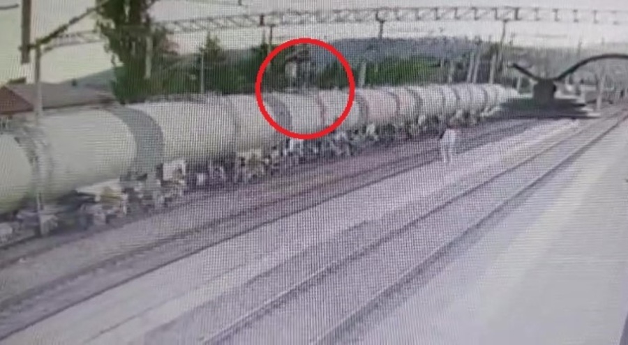 Vagon üzerinde selfie yaparken akıma kapıldı