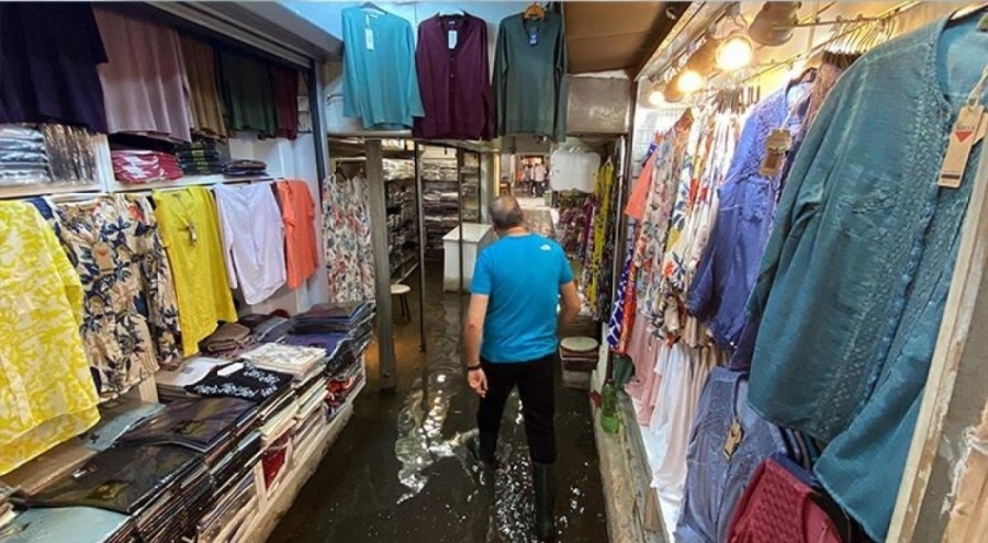 Tarihi Kemeraltı Çarşısı'nda iş yerlerini su bastı