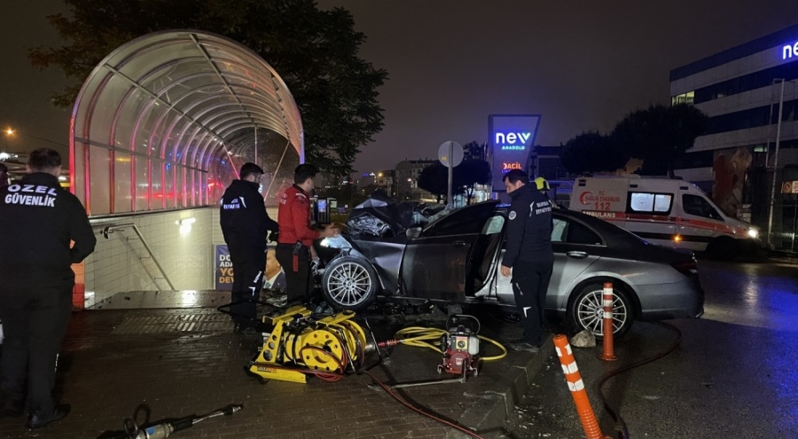Bursa'da metro hattının duvarına çarpan otomobildeki 3 kişi öldü