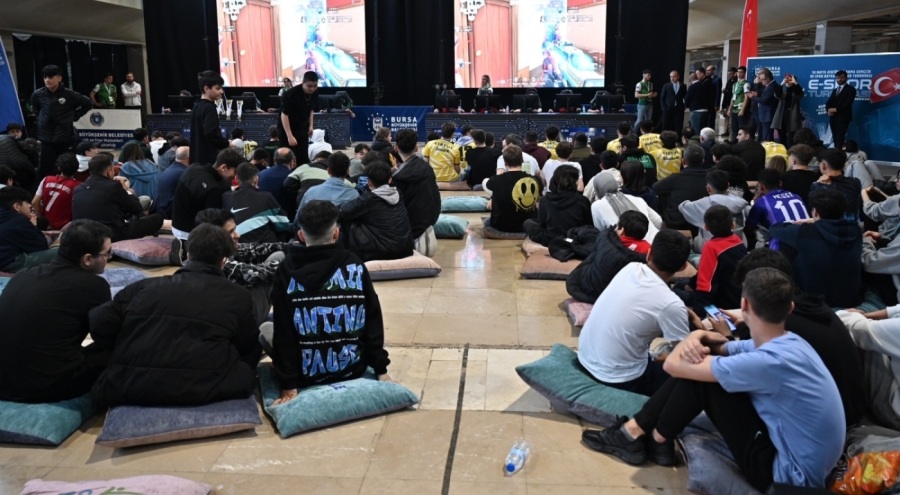 Bursa milletvekili Varank, Bursa'da "19 Mayıs Gençlik Şenliği Liseler Arası E-Spor Turnuvası"na katıldı
