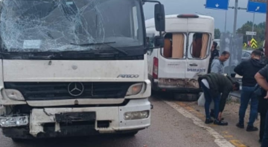 Bursa'da kamyon işçi servisine çarptı: Yaralılar var