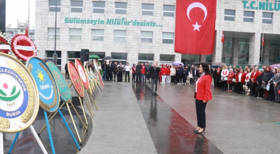 TMMOB Mimarlar Odası Bursa Şubesi'nden Atatürk Anıtı'na çelenk