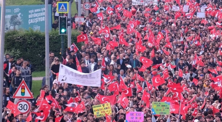 Bursa'da 19 Mayıs yürüyüş ve konserle kutlandı