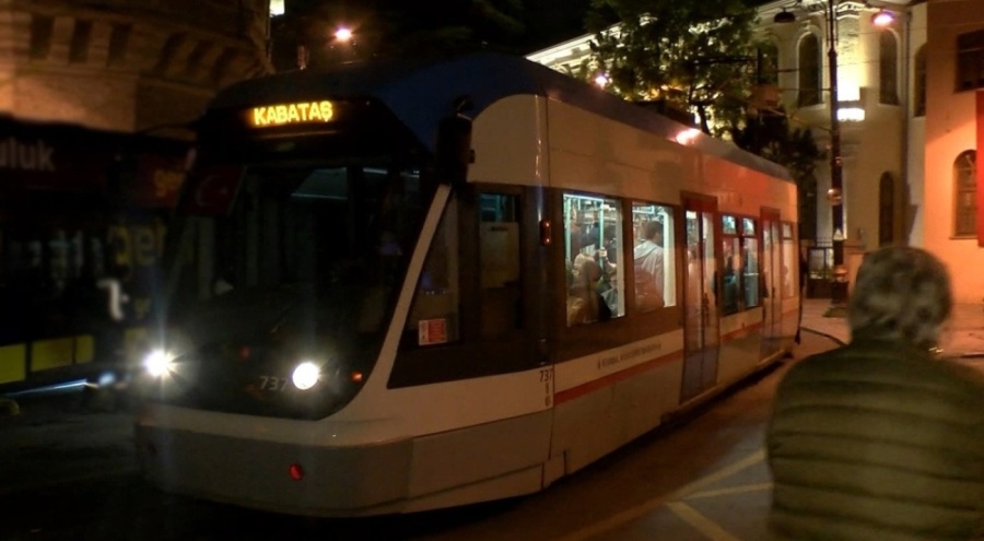 İstanbul Gülhane'de Bağcılar- Sultanahmet seferini yapan tramvay raydan çıktı
