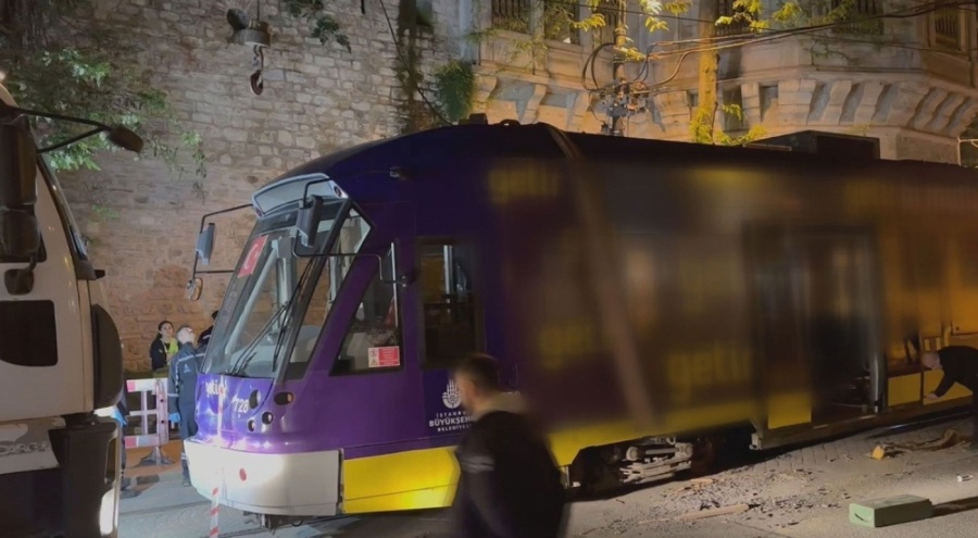 Gülhane'de tramvay raydan çıktı