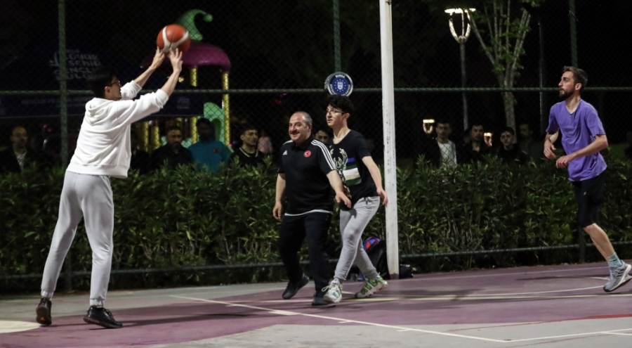 Bakan Varank'tan Bursa'da gençlerle basketbol maçı
