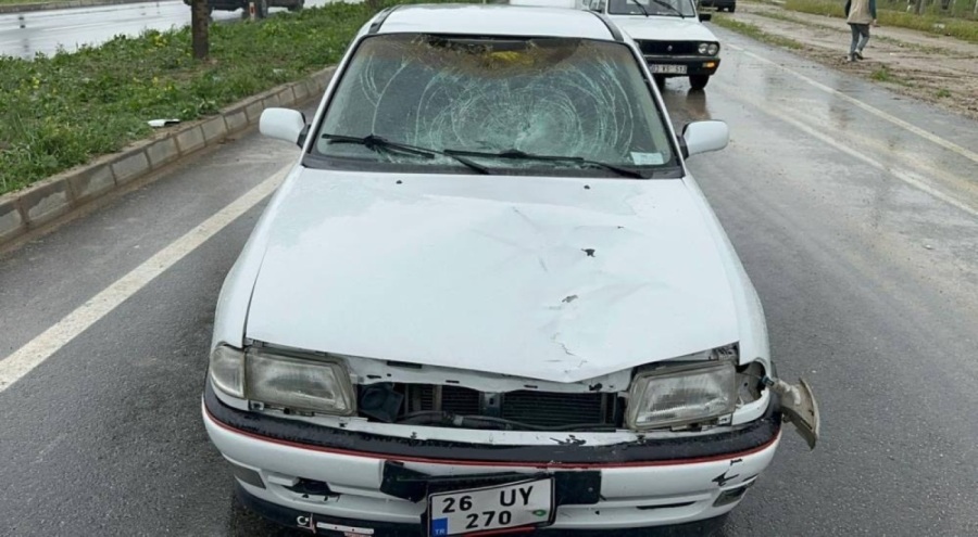 Kaza sonrası otomobilin ön camına çakmak saplandı