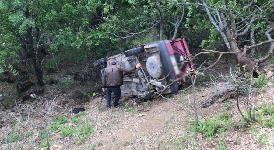 Tunceli'de şarampole devrilen araçtan kendisi çıktı