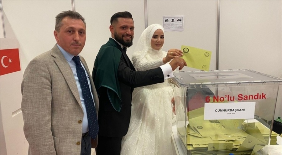 Almanya'da gelinlik ve damatlıklarıyla oy kullandılar
