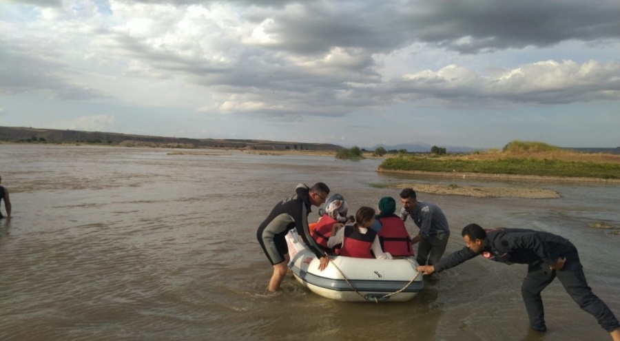 Baraj kapakları açıldı, piknikçiler mahsur kaldı