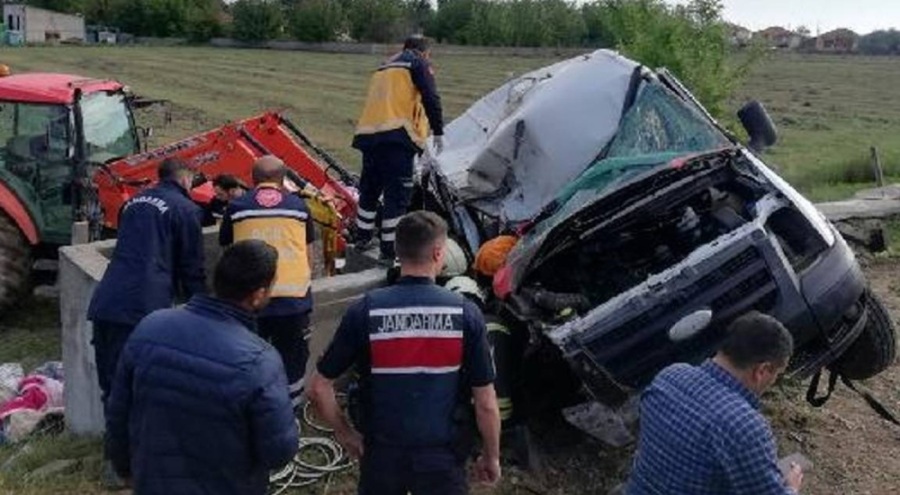 Konya'da tarım işçisi ailenin aracı devrildi