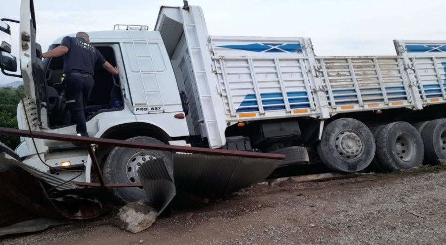 Şarampole devrilen kamyonun şoförü direksiyon başında ölü bulundu