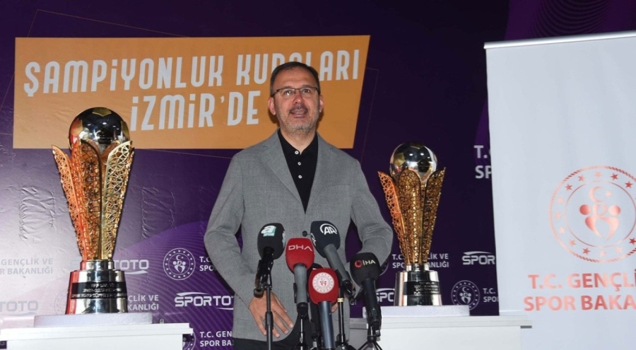 Bakan Muharrem Kasapoğlu, Süper Lig ve 1. Lig'in şampiyonluk kupalarını tanıttı