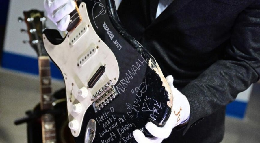 Kurt Cobain'in sahnede parçaladığı gitar, rekor fiyata satıldı