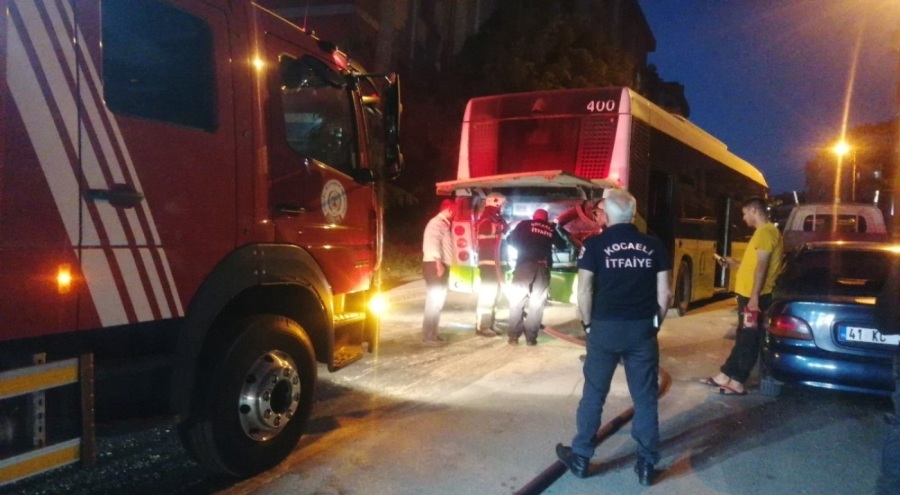 Kocaeli'de yolcu otobüsünden yükselen dumanlar panik yarattı