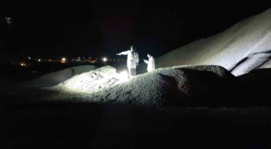 Tonlarca mıcırın altında kaldı