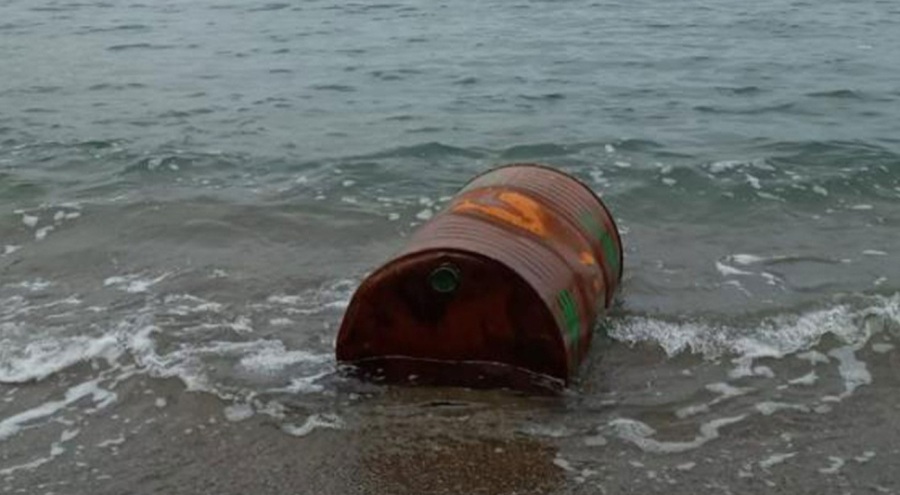 Kapuz plajına varil vurdu