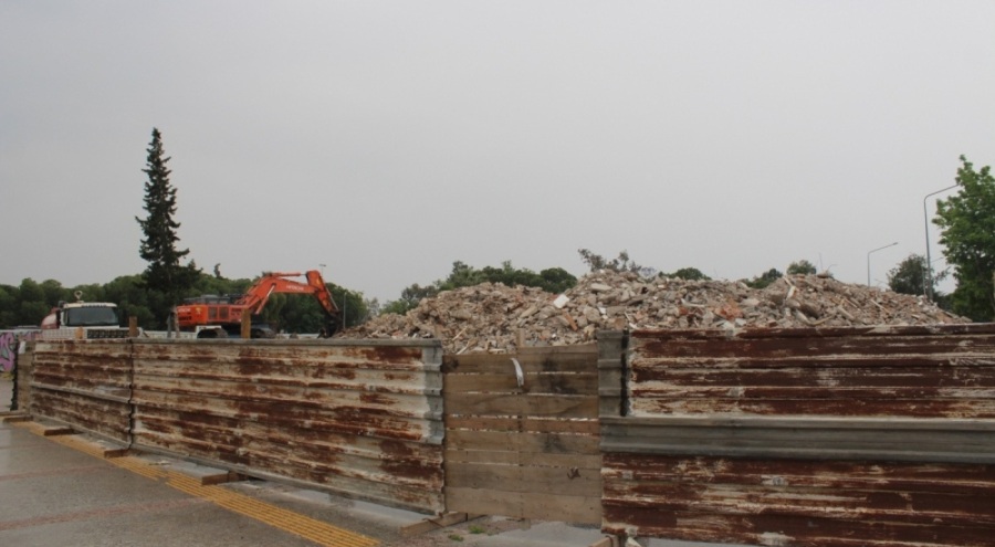 İzmir'de 40 yıllık 'Pisa Kuleleri' yıkıldı