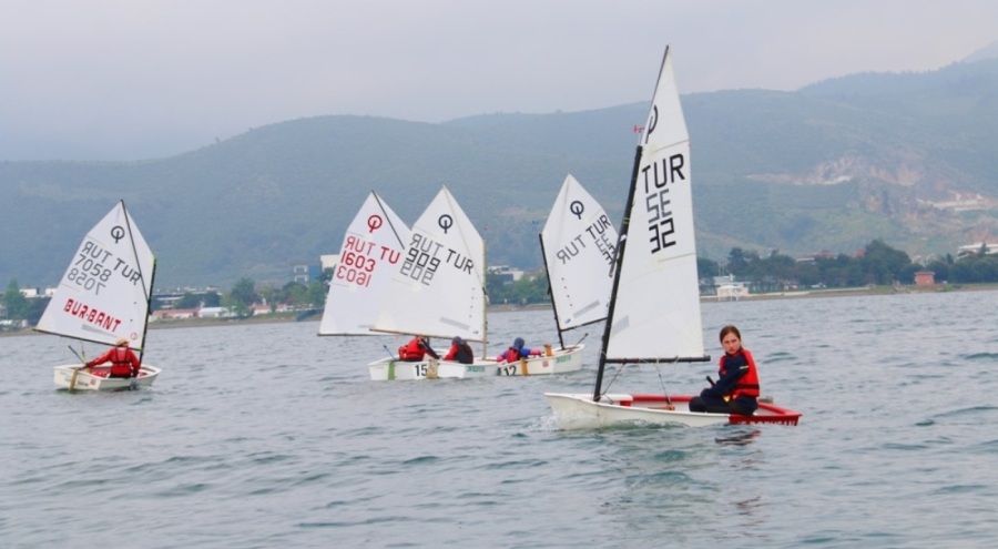 Bursa'da minik sporcular yelken yarışlarında kıyasıya mücadele sergiledi