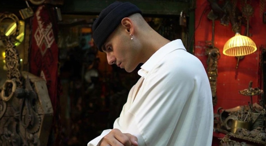 Ünlü şarkıcıya komşusundan çekiçli saldırı