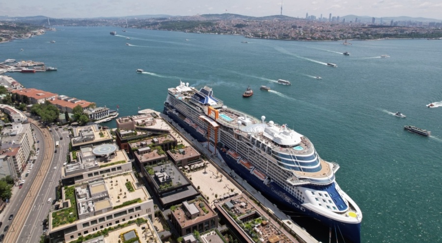 Dev kruvaziyerler İstanbul'a demirledi