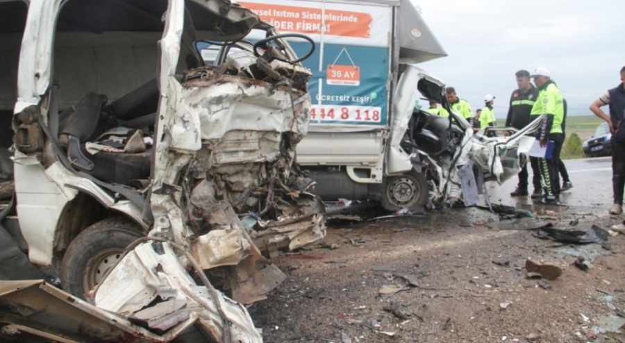 Konya'da işçi taşıyan minibüsle kamyonet birbirine girdi: 2 ölü, 3 yaralı