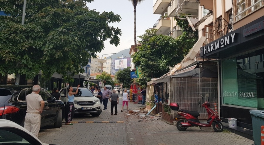 Kafeteryanın üzerine binanın ikinci katının balkonu çöktü