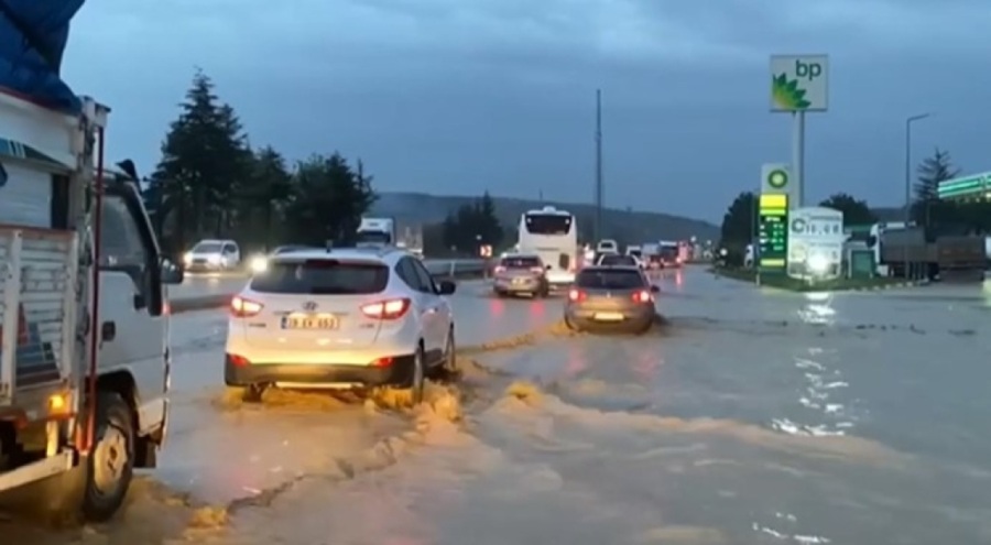 Ankara'da sağanak su baskınlarına neden oldu