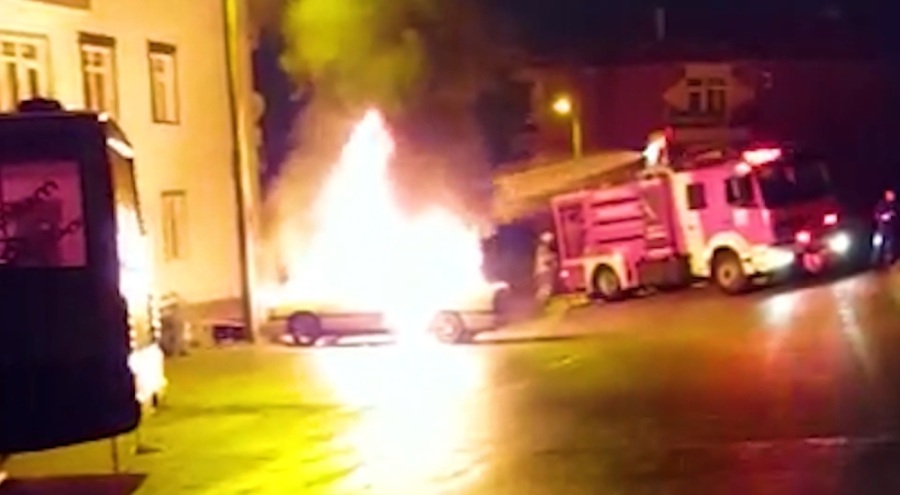 Park halindeki otomobil alevlere teslim oldu