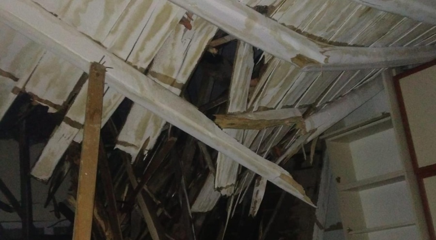 Malatya'da ağır hasarlı binanın çatısı çöktü